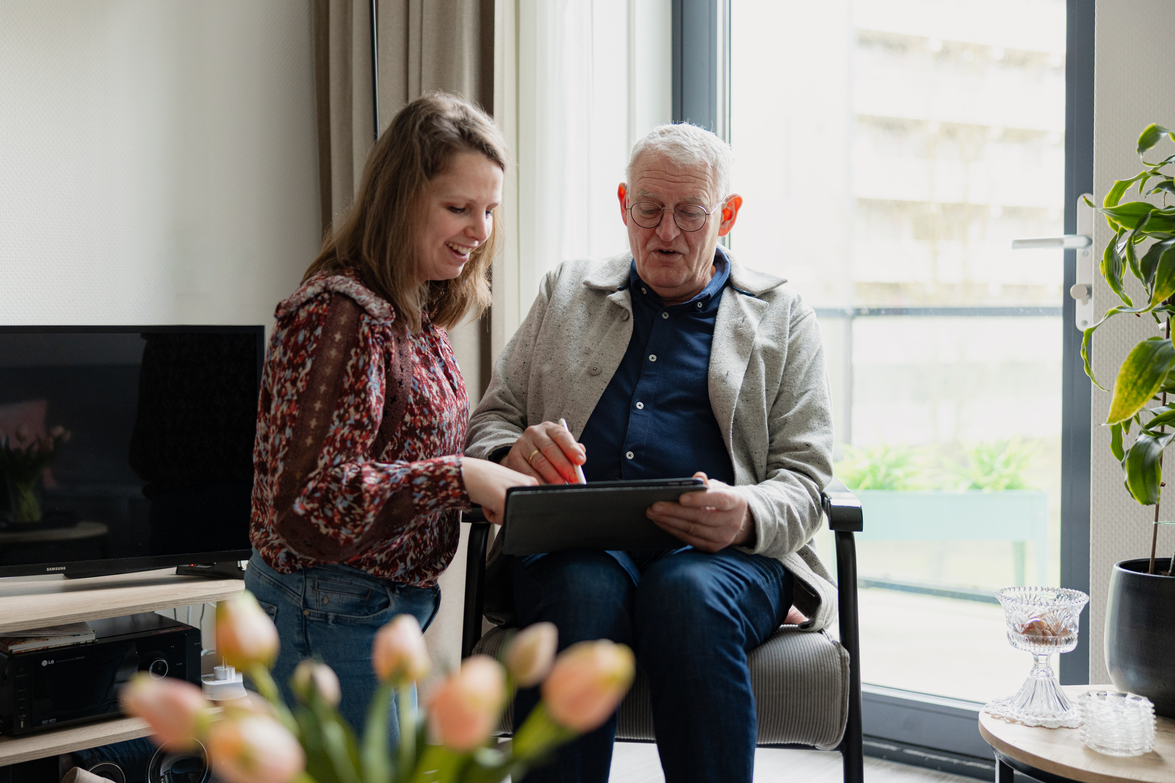 Afbeelding van een persoon die een ander helpt
